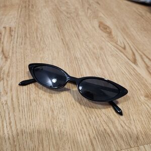 Chic Black Cat-Eye Sunglasses